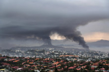 Na archívnej snímke z 15. mája 2024 dym stúpa počas protestov v hlavnom meste Noumea na Novej Kaledónii. FOTO: TASR/AP