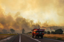 Hasiči zasahujú počas lesného požiaru na polostrove Gallipoli na juhu Turecka. FOTO: TASR/AP