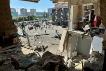 Zničený bytový dom po ruskom leteckom útoku v Charkove. FOTO: Reuters