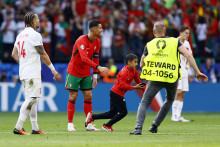 Mladý chlapec si na ihrisku urobil selfie s portugalským hráčom Cristianom Ronaldom. FOTO: Reuters