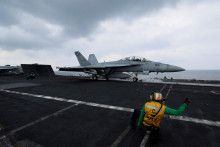 Stíhačka F/A-18E Super Hornet na letovej palube lietadlovej lode USS Dwight D. Eisenhower v južnom Červenom mori. FOTO: Reuters