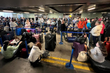 Cestujúci pred terminálom 1 po nočnom výpadku prúdu viedol k prerušeniam a zrušeniu letov na letisku v Manchestri. FOTO: Reuters