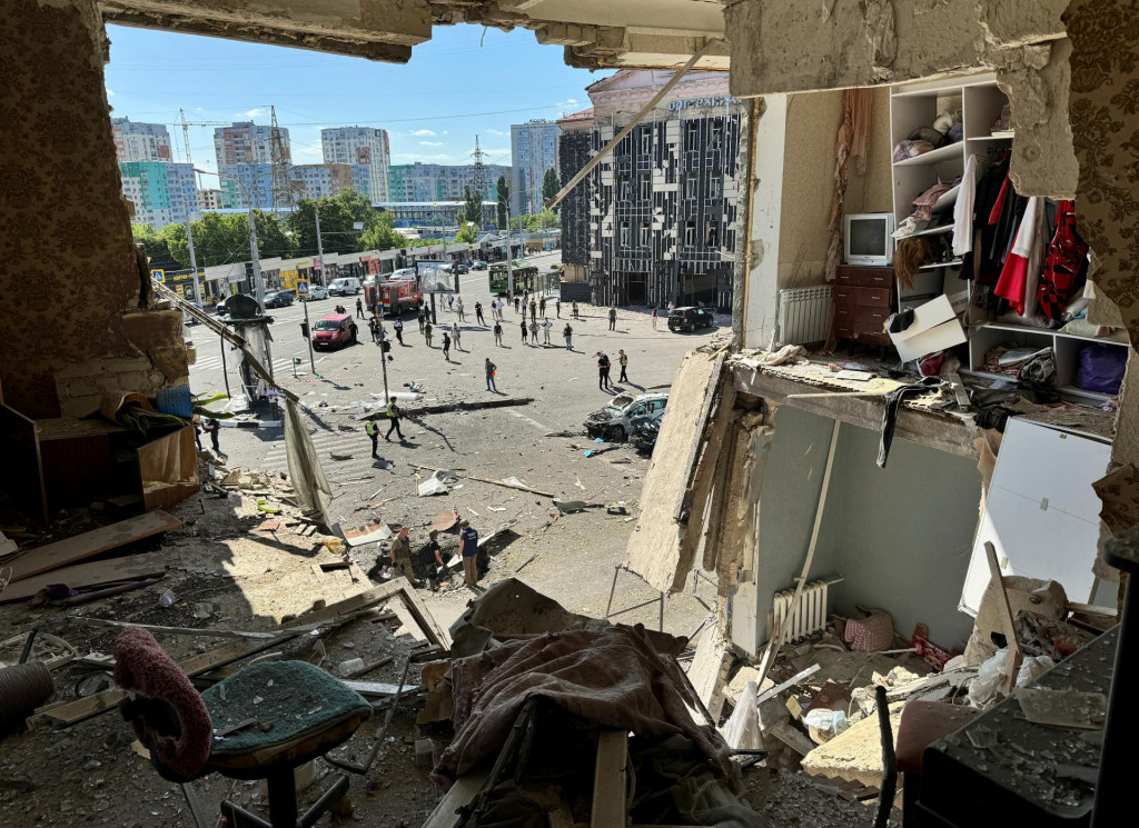 Zničený bytový dom po ruskom leteckom útoku v Charkove. FOTO: Reuters