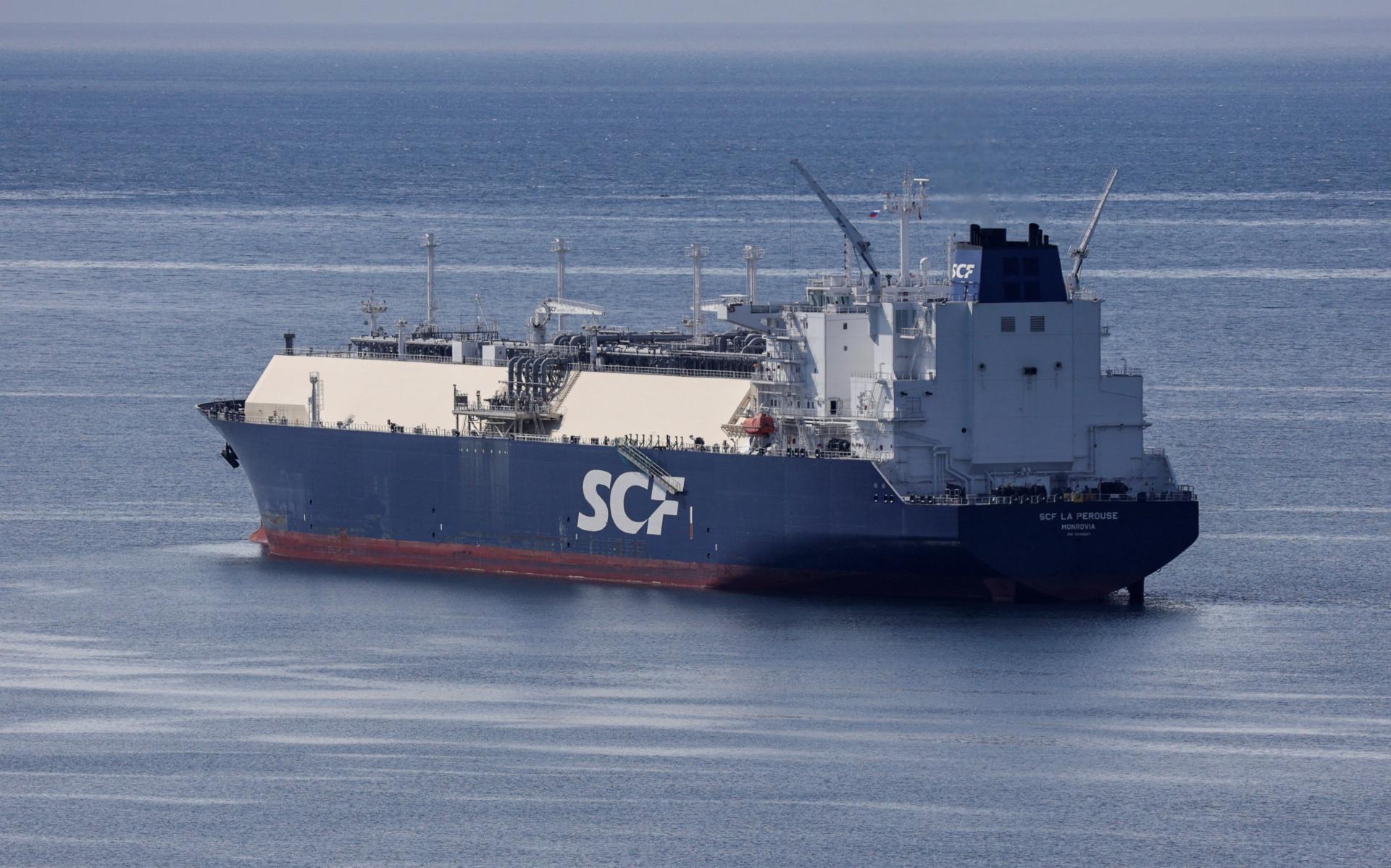 Európska únia schválila štrnásty balík sankcií proti Rusku, zasiahnu vyše sto ľudí a firiem či LNG