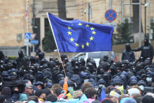 Demonštrant drží vlajku Európskej únie počas zhromaždenia na protest proti návrhu zákona o ”zahraničných agentoch” v Tbilisi. FOTO: Reuters