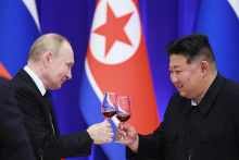 Ruský prezident Vladimir Putin a severokórejský vodca Kim Čong-un na štátnej recepcii v Pchjongjangu. FOTO: Reuters