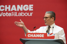 Vodca britskej opozičnej labouristickej strany Keir Starmer predstavuje manifest svojej strany. FOTO: Reuters