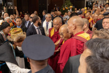Dalajláma, tibetský duchovný vodca, prichádza do svojho hotela v New Yorku. FOTO: Reuters