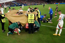Zdravotníci zasahujú po zranení maďarského futbalistu Barnabása Vargu. FOTO: Reuters