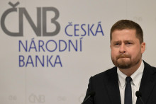 Neutrálnu sadzbu okolo 3,5 percenta možno očakávať aj v Česku, ako naznačili niektorí členovia bankovej rady ČNB na čele s guvernérom Alešom Michlom (na snímke). FOTO: MAFRA