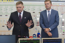 Na snímke z roku 2017 vtedajší premiér Robert Fico a minister hospodárstva Peter Žiga v priestoroch Vodnej elektrárne  Gabčíkovo. FOTO: TASR/M. Baumann
