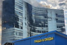 Z horiacej administratívnej budovy v meste Frjazino v Moskovskej oblasti v Rusku sa valí dym. FOTO: Reuters