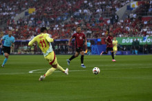 Ferran Torres strieľa gól v zápase B-skupiny ME vo futbale Albánsko - Španielsko. FOTO: TASR/AP