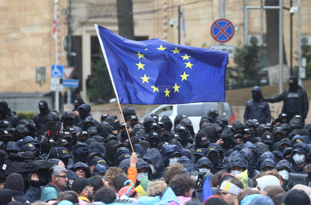 Demonštrant drží vlajku Európskej únie počas zhromaždenia na protest proti návrhu zákona o ”zahraničných agentoch” v Tbilisi. FOTO: Reuters