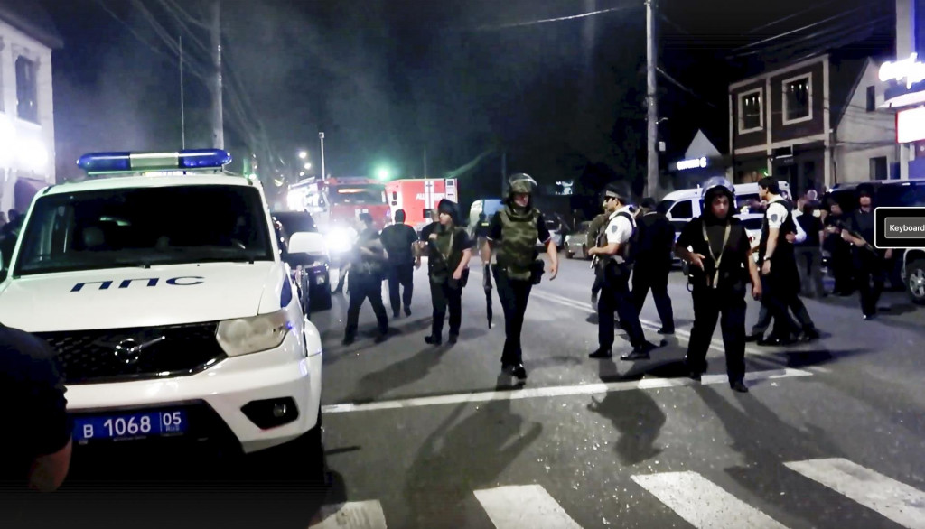 Na snímke z videa policajti počas protiteroristickej operácie v Dagestane na ruskom severnom Kaukaze, kde v nedeľu zneškodnili štyroch ozbrojencov, ktorí predtým v mestách Derbent a Machačkala podnikli útok na cirkevné objekty. FOTO: TASR/AP