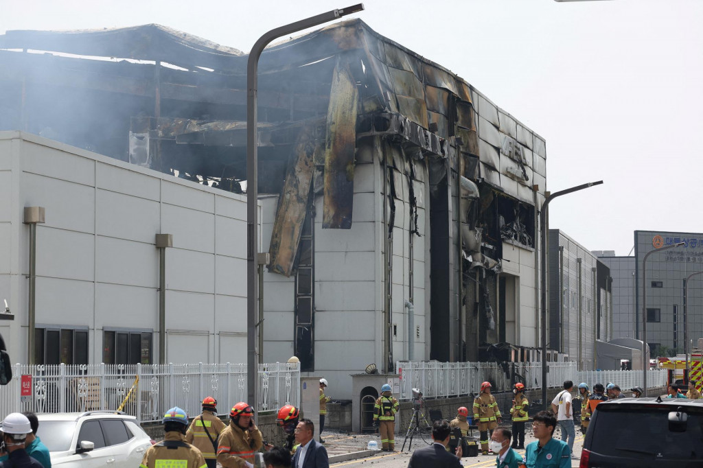 Hasiči pracujú na mieste požiaru továrne na výboru lítiových batérií v juhokórejskom meste Hwasong. FOTO: Reutes