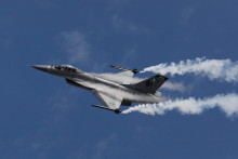 F-16 v akcii. Ukrajine prisľúbili 85 týchto bojových lietadiel. FOTO: Reuters