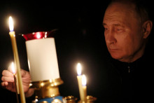Ruský prezident Vladimir Putin si uctil pamiatku obetí po teroristickom útoku v Crocus City Hall. FOTO: Reuters/Sputnik