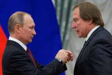 Ruský prezident Vladimir Putin ocenil Sergeja Roldugina. FOTO: Reuters