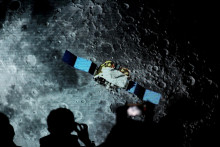 Odvrátená strana Mesiaca vedcov fascinovala od chvíle, keď sovietska sonda Luna 3 v roku 1959 urobila jej vôbec prvé fotografie. FOTO: Reuters
