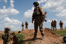 Jeden z delostrelcov jednotky, ktorú navštívili reportéri Reuters, upozornil, že munícia nie je pre Ukrajinu jediný problém. FOTO: Reuters