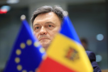 Moldavský premiér Dorin Recean čaká na začiatok prístupových rokovaní EÚ - Moldavsko v sídle Európskej rady v Bruseli. FOTO: TASR/AP