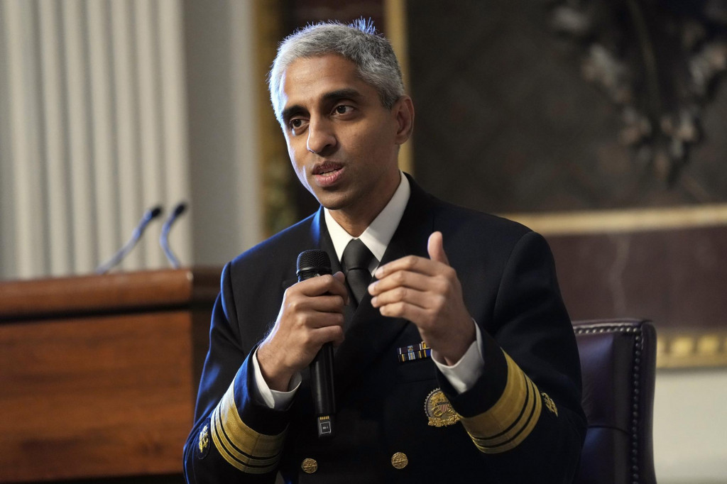 Hlavný lekár USA Vivek Murthy reční počas podujatia v Bielom dome vo Washingtone. FOTO: TASR/AP