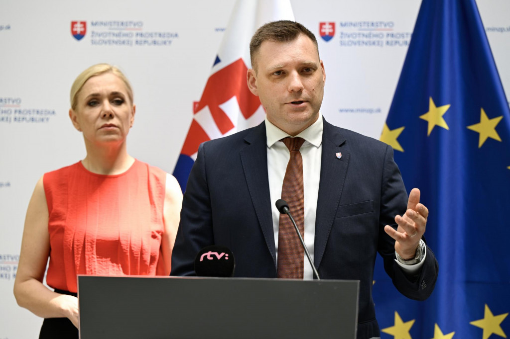 Podpredseda vl&aacute;dy a minister životn&eacute;ho prostredia Tom&aacute;&scaron; Taraba (nominant SNS) a podpredsedn&iacute;čka vl&aacute;dy a ministerky hospod&aacute;rstva Denisa Sakov&aacute; (Hlas-SD). FOTO: TASR/Pavel Neubauer