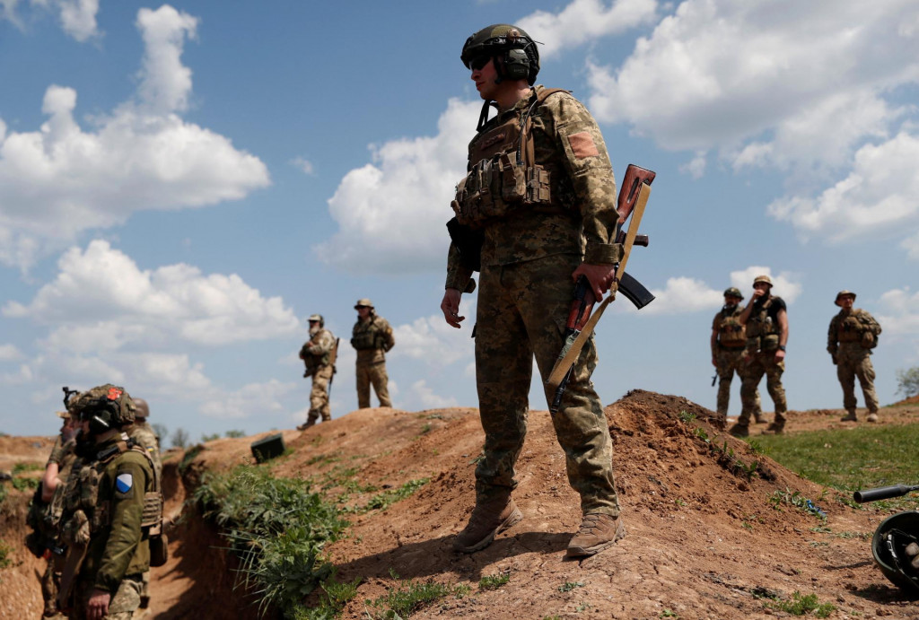 Jeden z delostrelcov jednotky, ktorú navštívili reportéri Reuters, upozornil, že munícia nie je pre Ukrajinu jediný problém. FOTO: Reuters