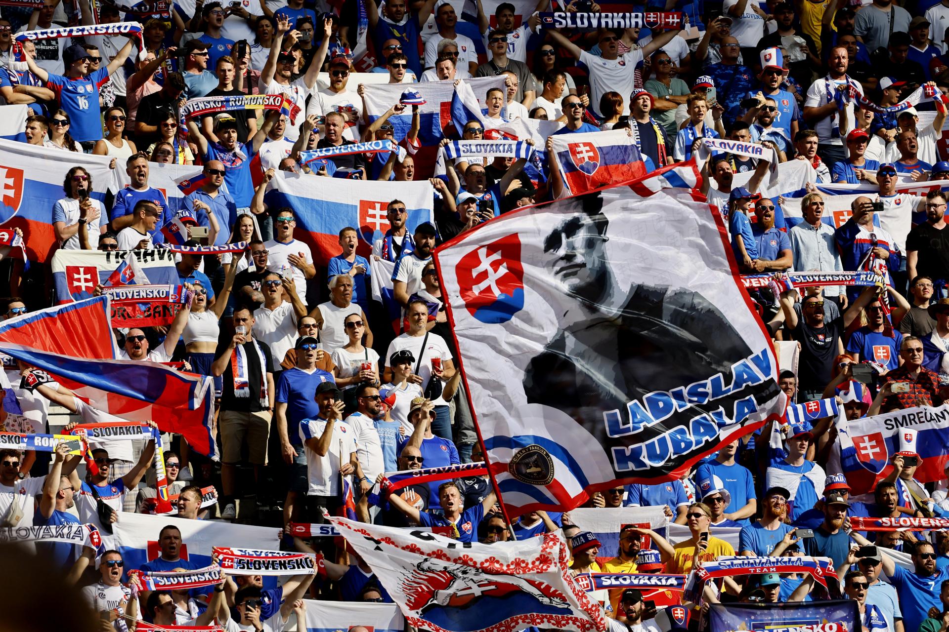 Slováci sa radujú. Futbalisti vybojovali bod a oslavujú postup