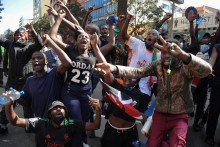Demonštranti gestikulujú po tom, čo polícia použila slzotvorný plyn, aby ich rozohnala počas demonštrácie proti kenskému návrhu zákona o financovaní. FOTO: Reuters