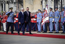 Prezident Peter Pellegrini a český prezident Petr Pavel počas uvítacej ceremónie na Pražskom hrade v Prahe FOTO: TASR/Jaroslav Novák