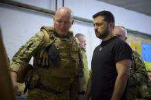 Veliteľ ukrajinskej námornej pechoty Jurij Sodol informuje ukrajinského prezidenta Volodymyra Zelenského. FOTO: Profimedia