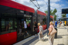Na snímke cestujúci nastupujú do električky na zastávke električky Zlaté piesky, na ktorej sa ukončila oprava trate a modernizácia zastávok Vajnorskej radiály v Bratislave FOTO: TASR/J. Kotian