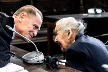95-ročná popieračka holokaustu Ursula Haverbecková (vpravo) a jej právnik diskutujú počas odvolacieho konania na okresnom súde v Hamburgu. FOTO: TASR/DPA