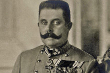 Arcivojvoda František Ferdinand d‘Este (1863 – 1914). Ako následník mal na trón zasadnúť po cisárovi Františkovi Jozefovi a v rakúsko-uhorskú monarchiu chcel zreformovať. Sarajevský atentát, pri ktorom prišiel o život, však všetko zmenil.