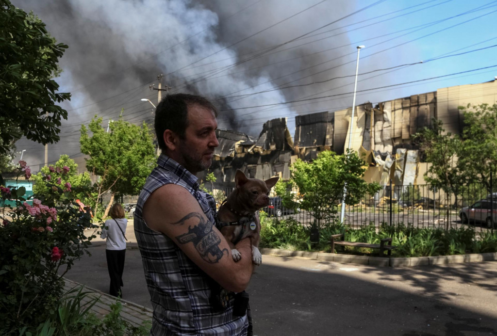 Obyvateľ Odesy po ruskom útoku. FOTO: Reuters
