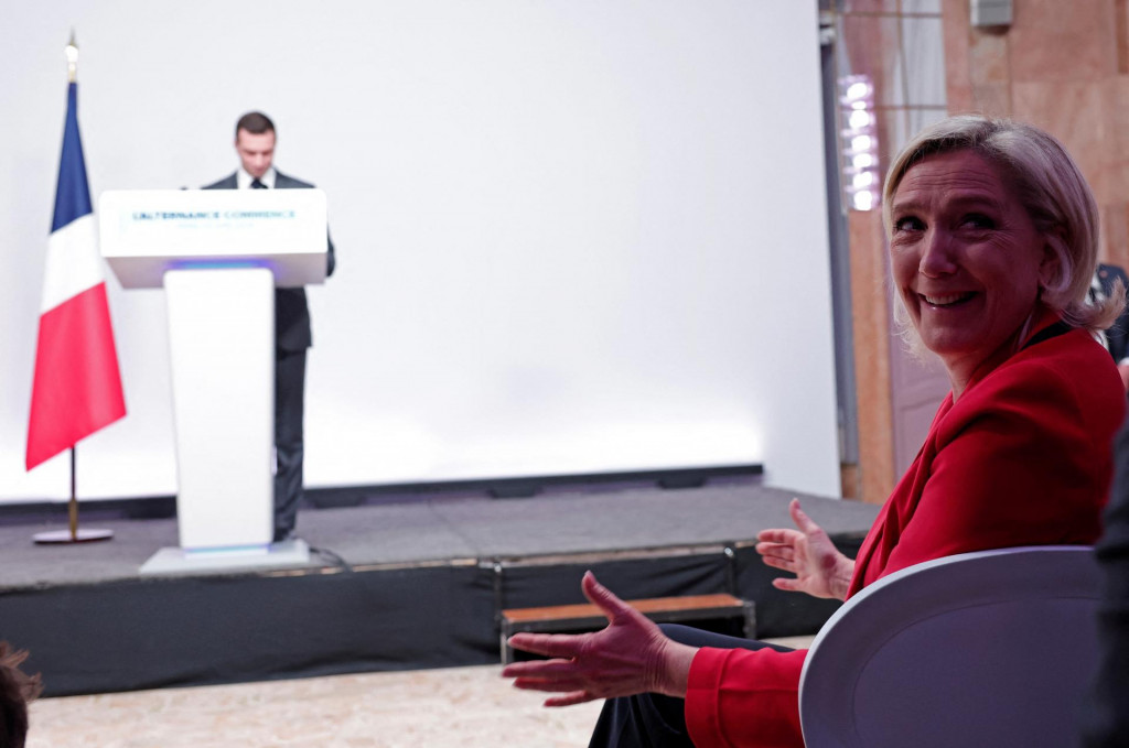 Marine Le Penová (v popredí) pred pár rokmi prepustila svoje predsedníctvo v strane RN Jordanoví Bardellovi (v pozadí). FOTO: Reuters