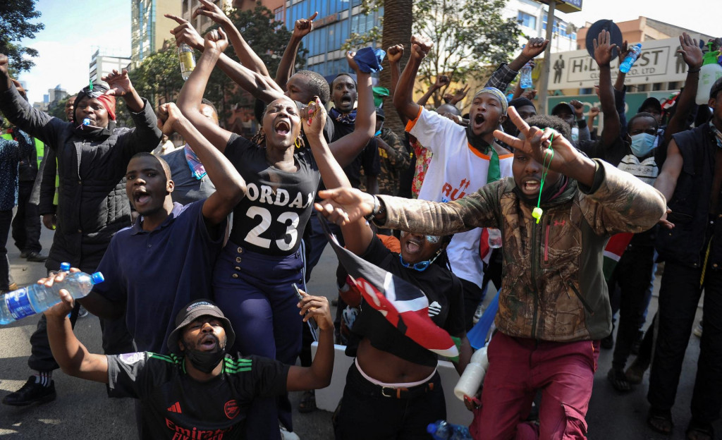 Demonštranti gestikulujú po tom, čo polícia použila slzotvorný plyn, aby ich rozohnala počas demonštrácie proti kenskému návrhu zákona o financovaní. FOTO: Reuters