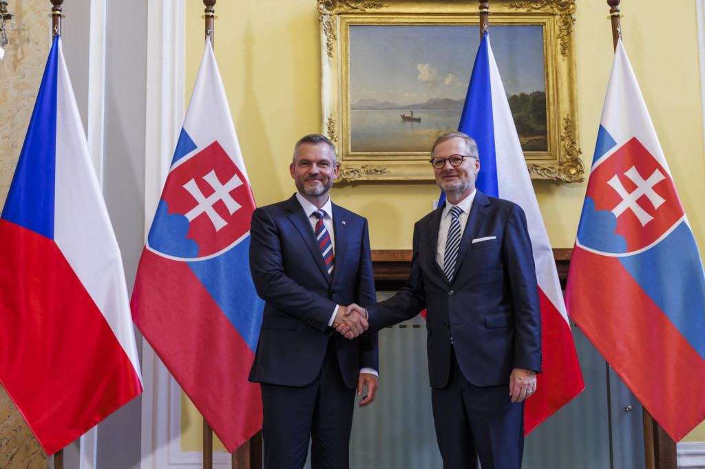 Slovenský prezident Peter Pellegrini a český premiér Petr Fiala počas stretnutia v Prahe. FOTO: Kancelária Prezidenta SR