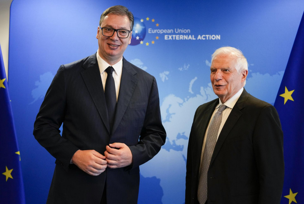 Vysoký predstaviteľ Európskej únie pre zahraničnú politiku Josep Borrell (vpravo) a srbský prezident Aleksander Vučič pózujú pred spoločnými rozhovormi v Bruseli. FOTO: TASR/AP