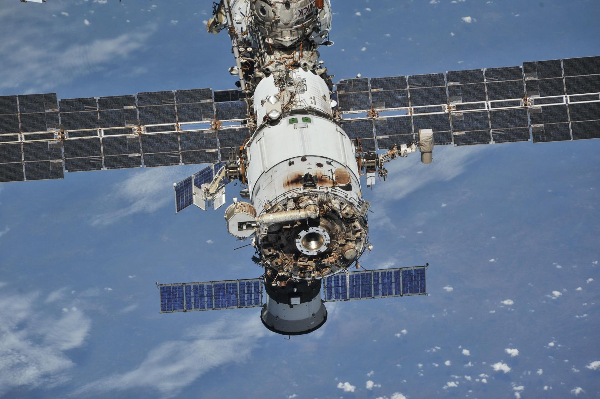 Posádku Medzinárodnej vesmírnej stanice nakrátko evakuovali, v jej blízkosti sa rozpadol ruský satelit