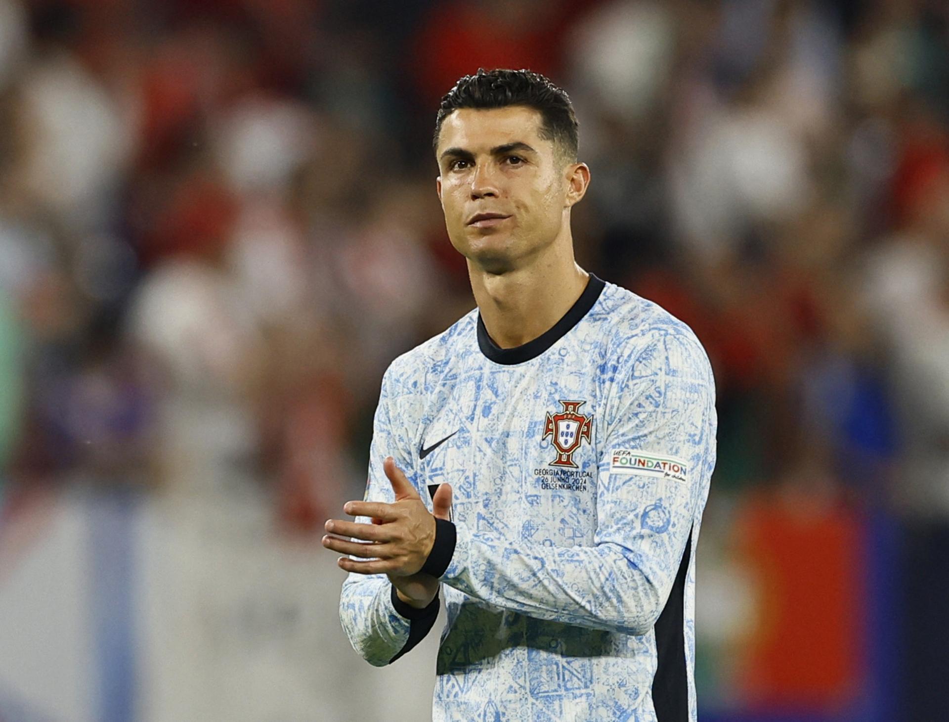 Ronaldo sa po zápase s Gruzínskom tesne vyhol stretu s fanúšikom, ktorý vyskočil z hľadiska