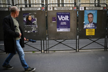Volebné plagáy pred francúzskymi parlamentnými voľbami. FOTO: Reuters