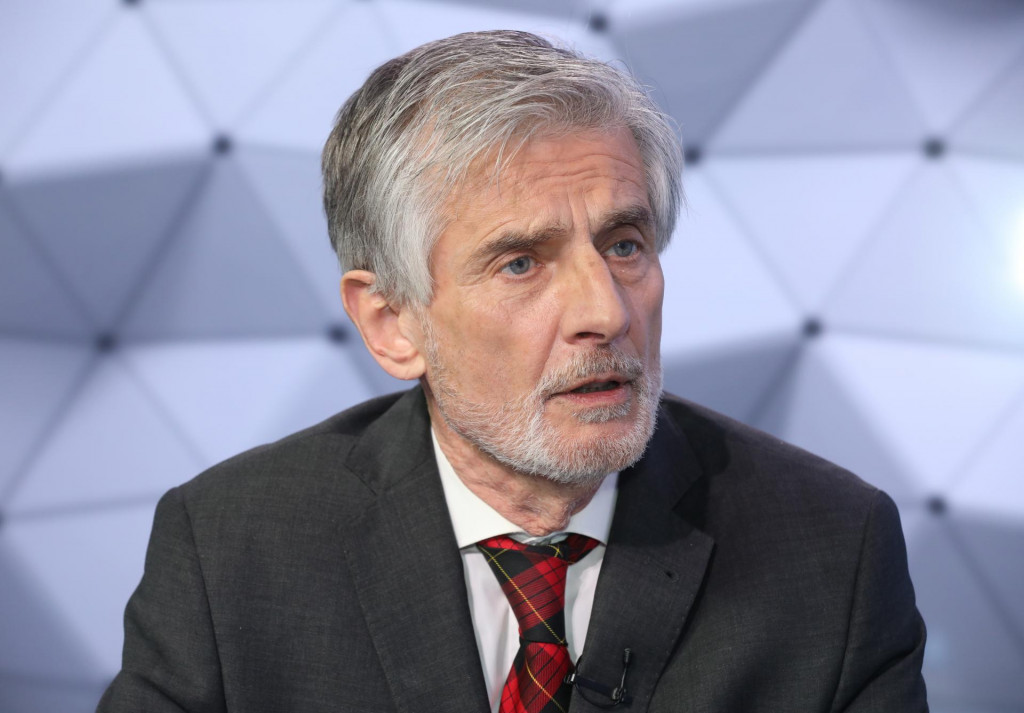 Bývalý politik Peter Weiss kritizuje Smer za odklon od zásad modernej sociálnej demokracie. FOTO: HN/Peter Mayer
