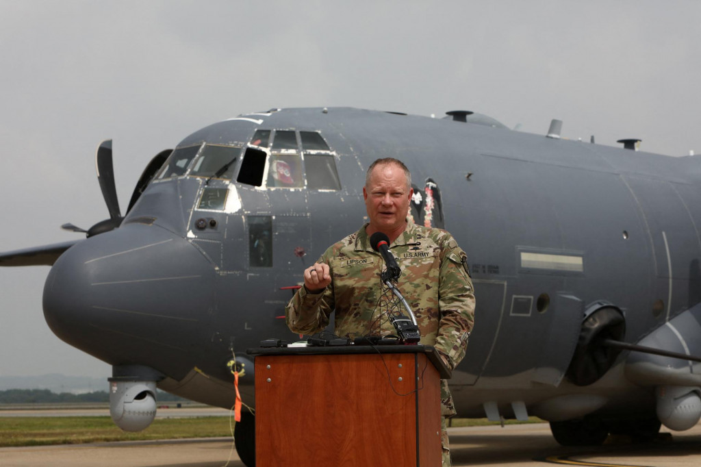 Veliteľ amerického veliteľstva pre špeciálne operácie pre Južnú Kóreu, brigádny generál Derek Lipson, hovorí pre médiá pred bojovým loďou USA AC-130J Ghostrider na leteckej základni Osan. FOTO: Reuters