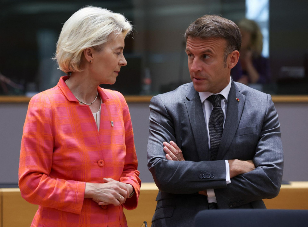 Predsedníčka Európskej komisie Ursula von der Leyenová a francúzsky prezident Emmanuel Macron. FOTO: Reuters