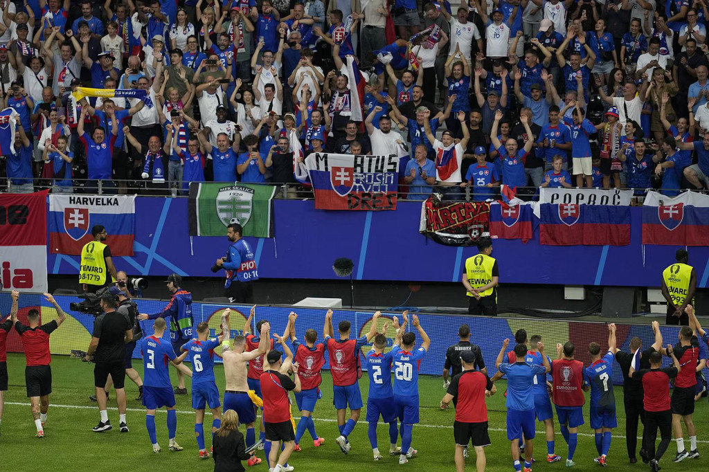 Futbalisti Slovenska sa radujú po zápase. FOTO: TASR/AP