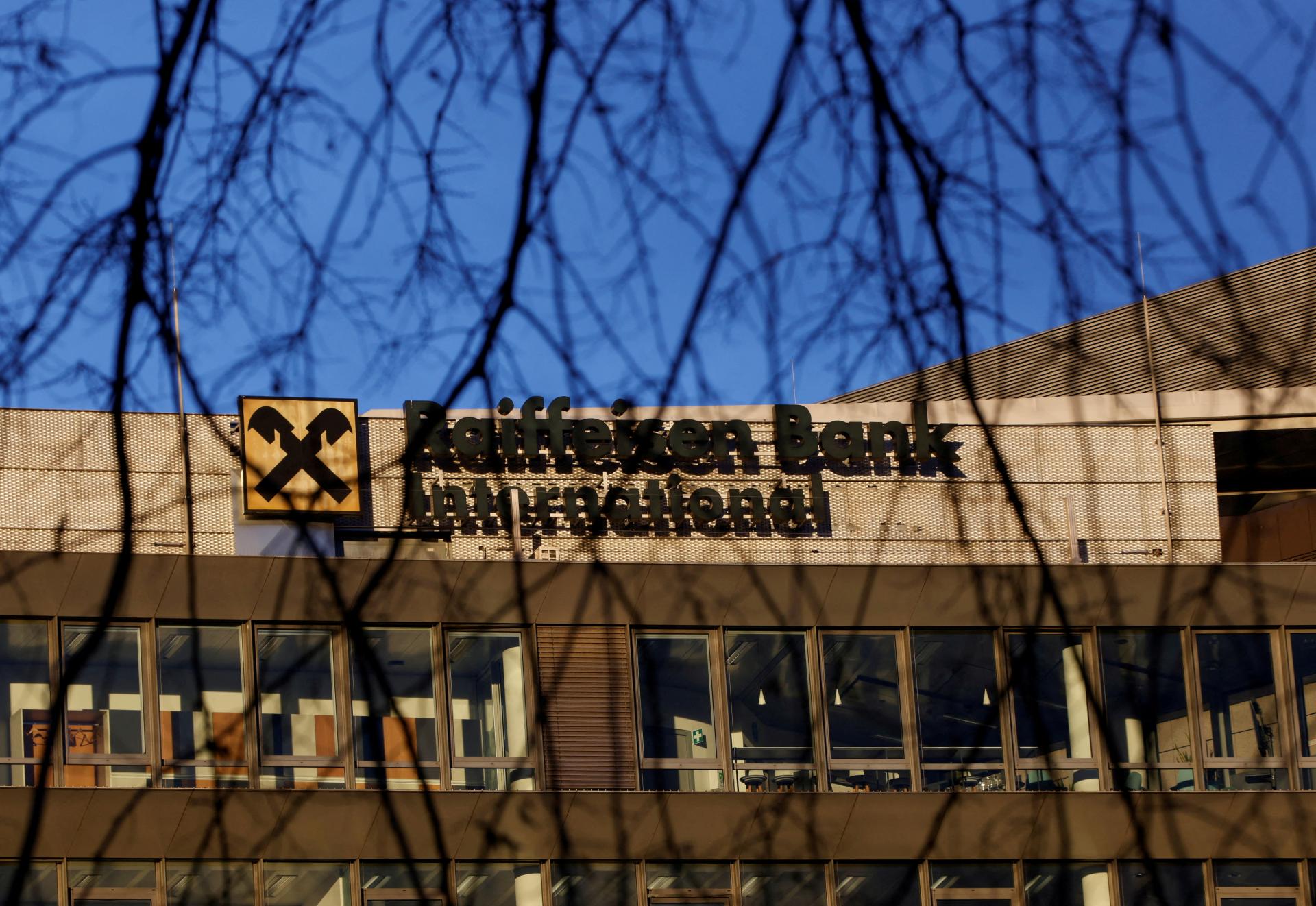 Raiffeisen Bank International dostala v Rakúsku miliónovú pokutu. Mala pochybiť v boji proti praniu peňazí
