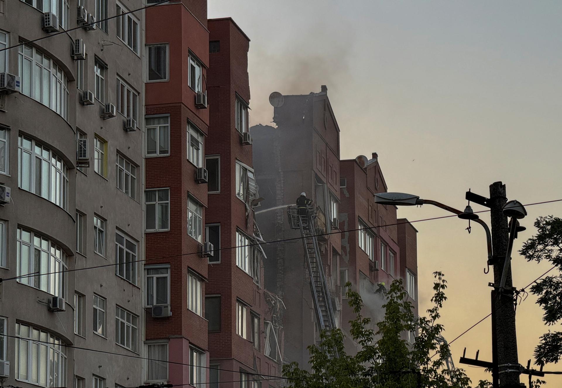 Útok na bytovku v Dnipre má najmenej jednu obeť, hlásia Ukrajinci